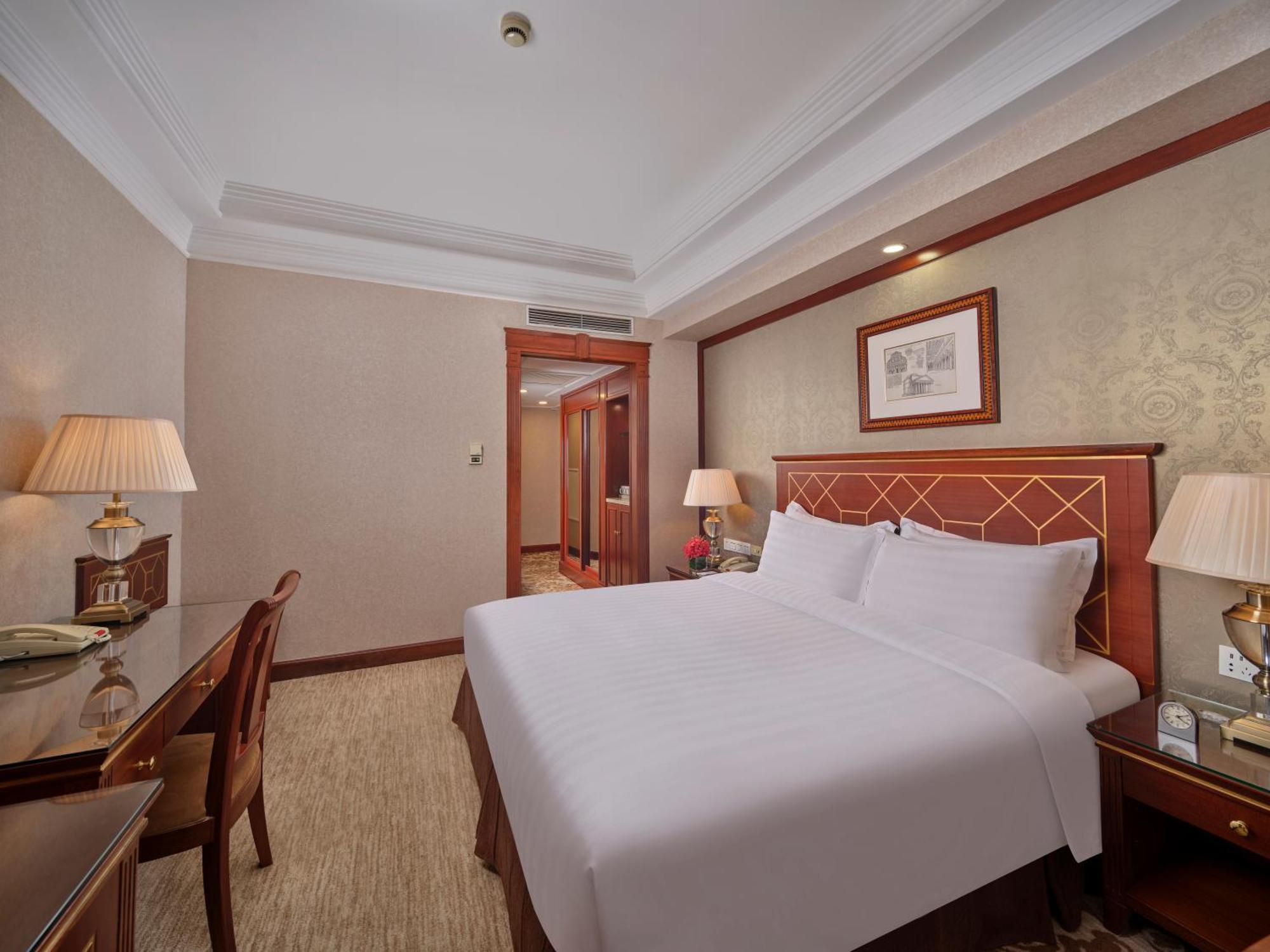 Standard Queen Room